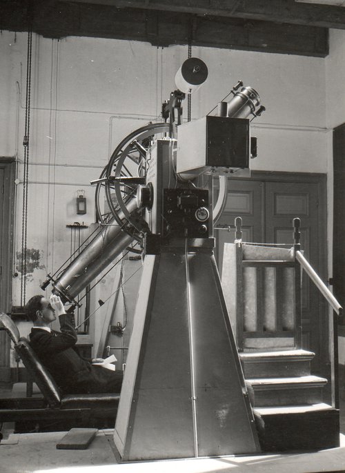 De grote meridiaankijker eind 19e eeuw in bedrijf op de Sterrewacht.
