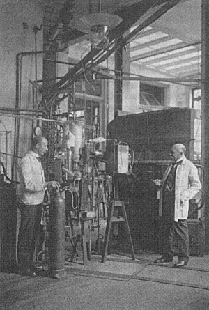 Kamerlingh Onnes en bedrijfschef van het cryogeen laboratorium Gerrit Jan Flim (links) bij de tweede heliumliquefactor, 1919
