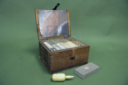 Kistje vitamepreparaten, J.F. Arens, 1940-1950 (collectie Rijksmuseum Boerhaave V31667).JPG