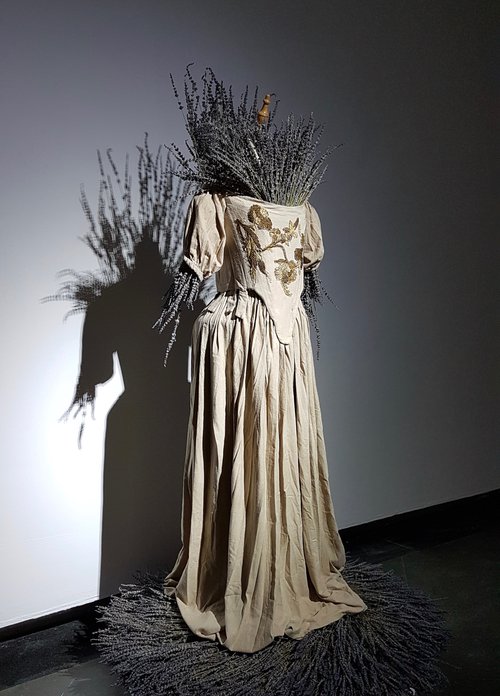 Plague Dress van Anna Dumitriu i.s.m. National Collection of Type Cultures, 2018