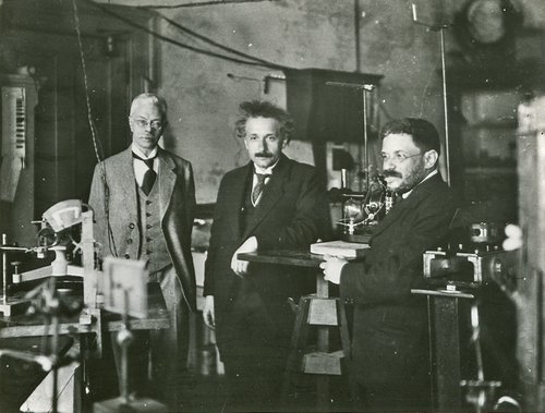 Einstein op bezoek bij Zeeman in mei 1920 (vlnr Zeeman, Einstein, Paul Ehrenfest). Collectie Rijksmuseum Boerhaave inv. nr. P10969